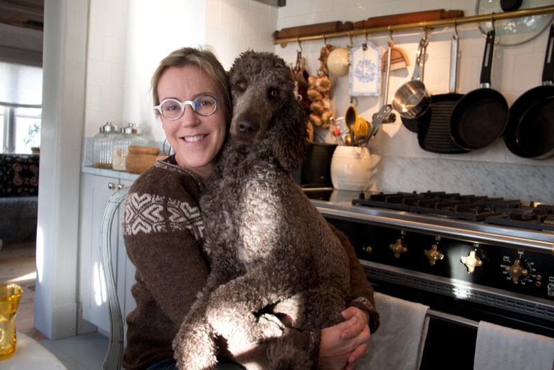 Författare med sin hund. Veckans gäst i Dagens podcast Åsa Larsson med hennes pudel Oppos.
