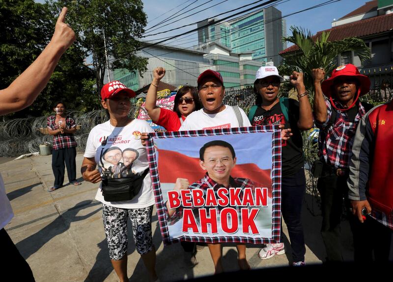 FRIGE AHOK. Efter hädelsedomen mot Jakartas avgående guvernör, har flera demonstrerat.