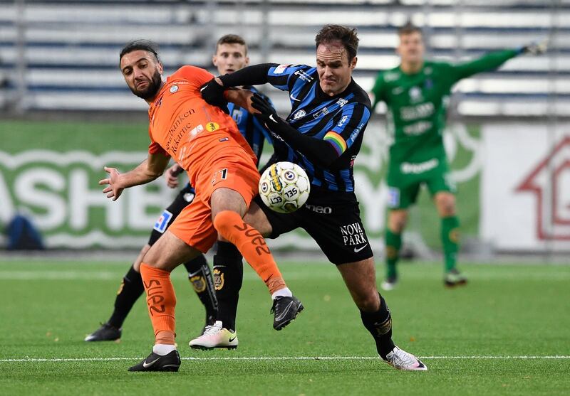 Niklas Busch Thor i kamp om bollen med en spelare i AFC Eskilstuna i en allsvensk match 2017.