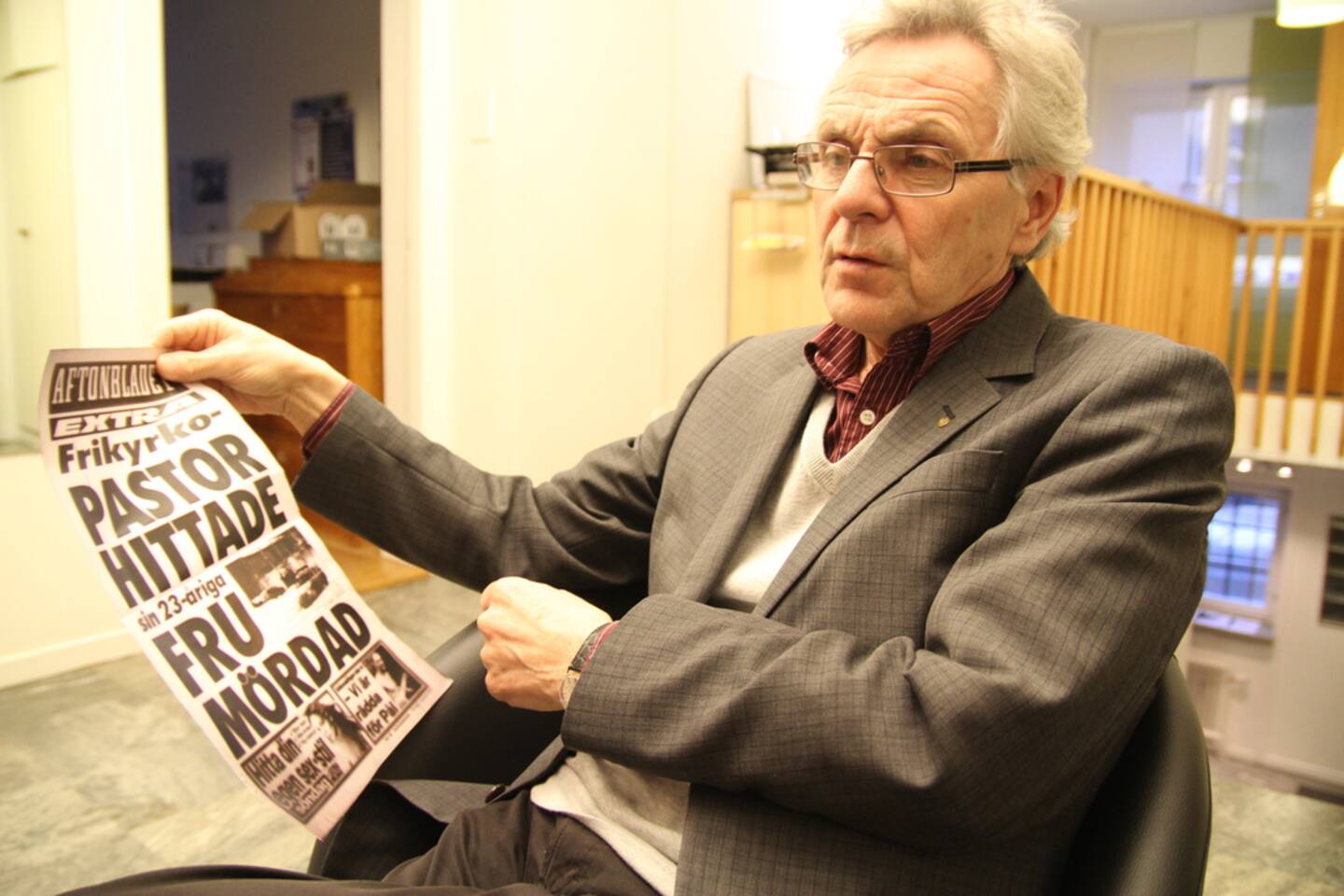 Dåvarande pingstledare Sten-Gunnar Hedin håller i en av många löpsedlar om Knutby. Han fick som ledare hantera situationen då pingströrelsen bröt med församlingen.