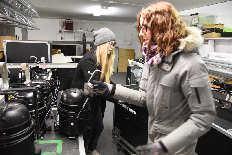 Anna Fransson (i bakgrunden) och Hanna Simonsson packar inför resan.