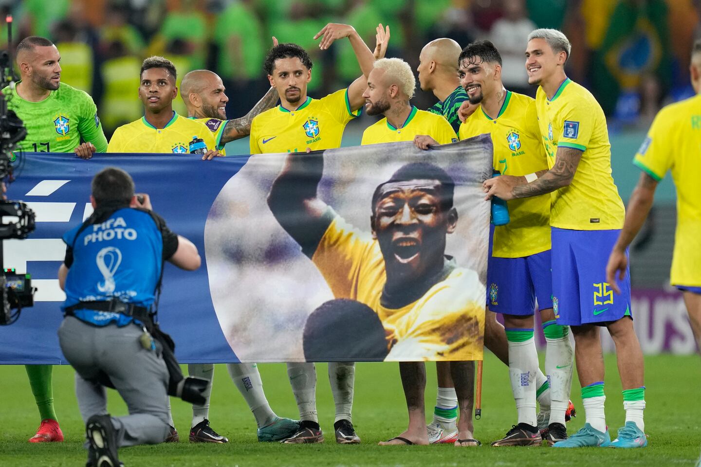 Brasiliens landslag hyllar Pelé i slutet efter sin match mot Sydkorea i fotbolls-VM i Qatar den 5 december.