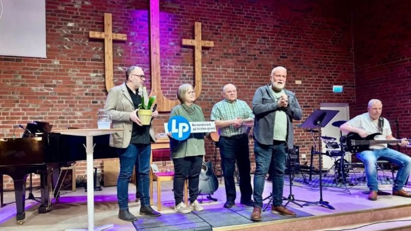 I helgen invigdes det nya LP-kontaktcentret i Tidaholm. Fr v: Martin Johansson, pastor i Pingstkyrkan Tidaholm och föreståndare för det nya centret, Håkan och Anna-Lena Rickardsson, vice föreståndare för det nya centret, och Peter "Peppe" Eriksson, regionledare för LP-verksamheten i västra Sverige.