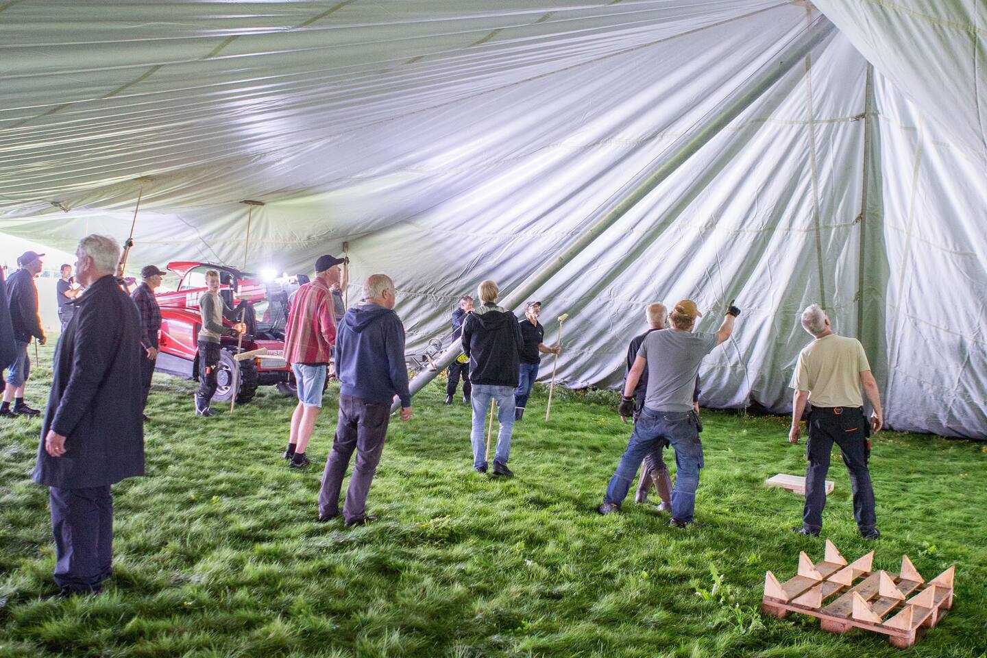 Det stora mötestältet, med plats för 3 500 personer, restes på lördagen.