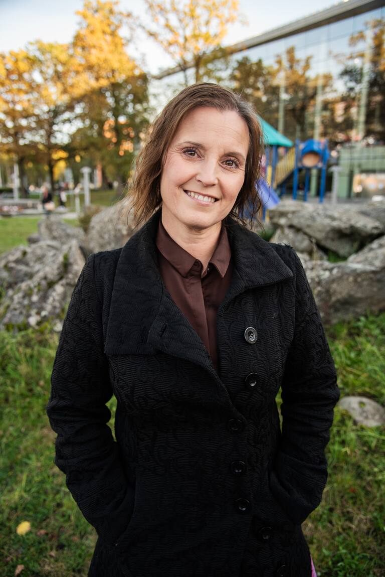 Sarah Lindberg och Dan Ådahl skriver sånger tillsammans. De turnerar också i kyrkor med ett program som de kallar "Hel och fri" då de sjunger och samtalar om livet och tron.