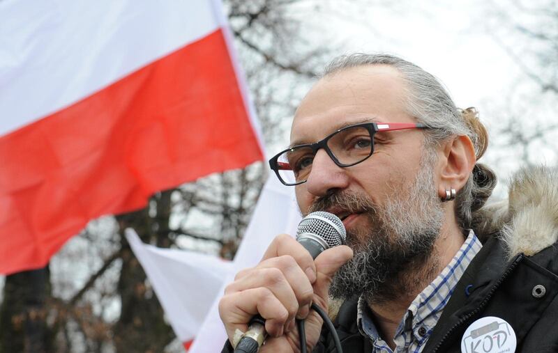 KOD leds av Mateusz Kijowski. Han menar att kyrkan i Polen har valt fel väg i sin relation till politiken.