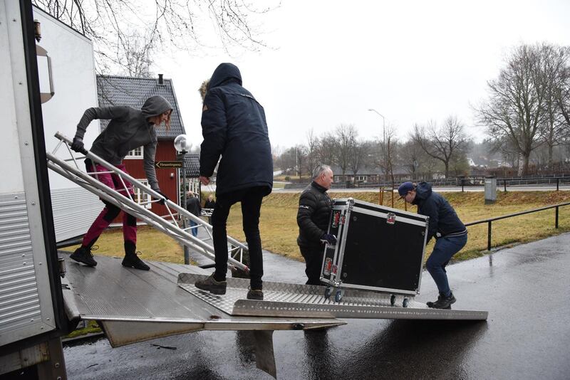 Hanna Simonsson, Jakob Eriksson, Alf Claesson och Daniel Jönsson lossar lastbilen.