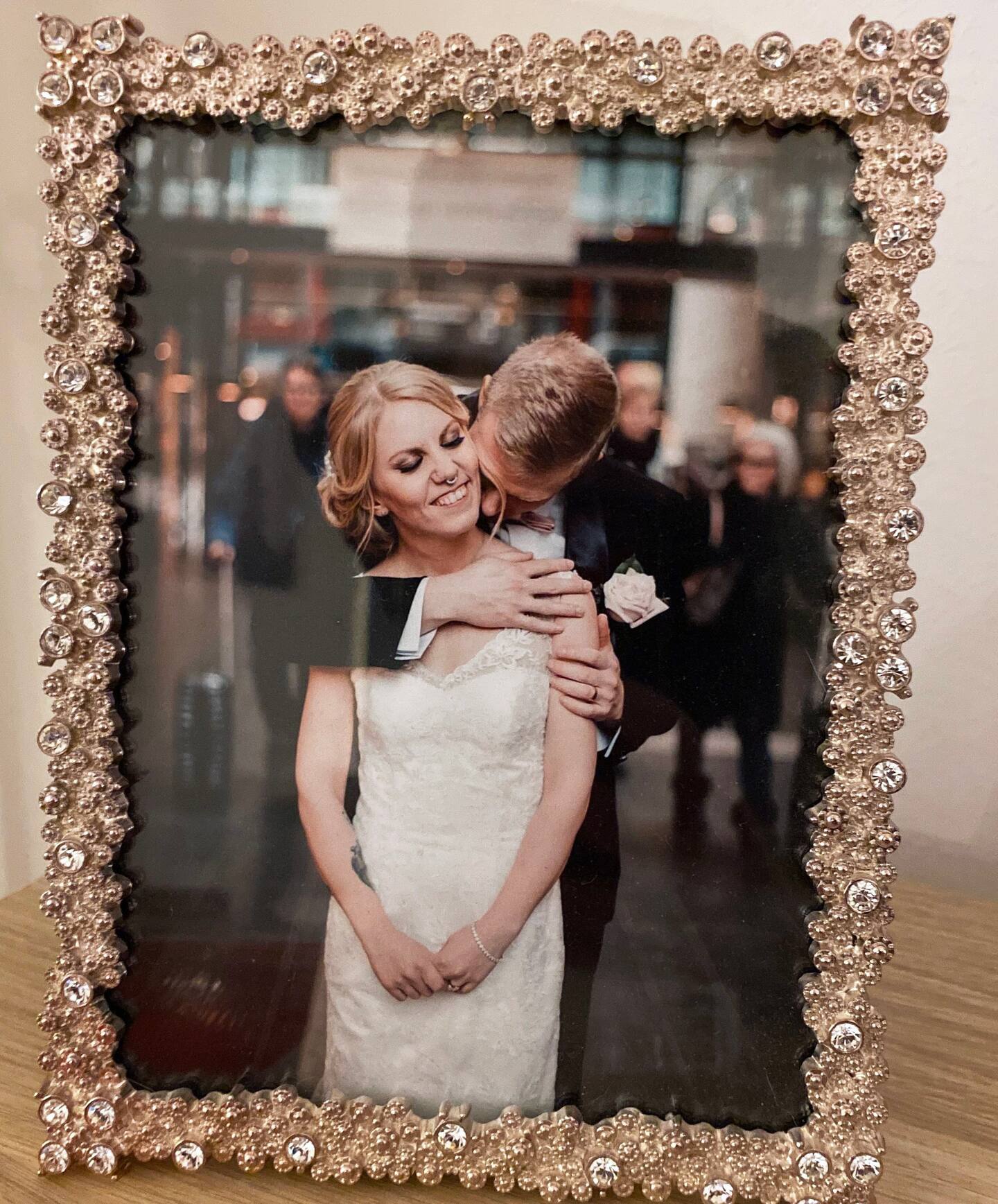 Jenny och Peter Krook gifte sig 2017, ett helt vanligt frikyrkobröllop. Ingen kunde ana att bara timmar innan den här bilden togs hade Jenny blivit aggressiv igen och ett stort gräl brutit ut.