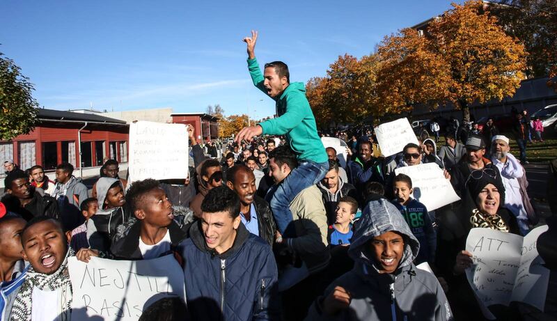 En manifestation mot rasism och våld genomfördes utanför Kronan skolan i Trollhättan på fredagen.