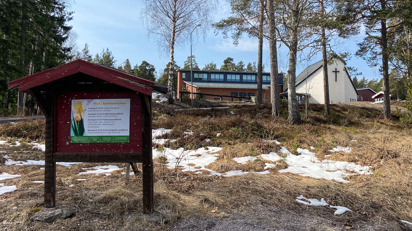 Efter en predikan i slutet av januari då Furuhöjdskyrkans pastor Lukas Ternborg talade en Bibelns syn på kön och sexualitet har kyrkan fått hård kritik. Svenska kyrkan i Alunda har bland annat beslutat att deras konfirmander inte ska göra studiebesök i Furuhöjdskyrkan. Dessutom har förskolan Smulan, som drivs av Furuhöjdskyrkan, ifrågasatts.