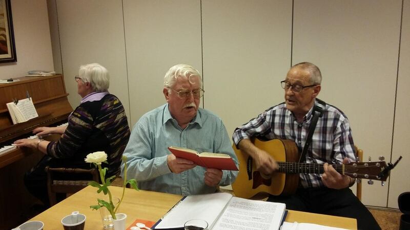Margareta Kjellerstedt vid pianot, Bror Gustavsson i mitten och Allan Arvidsson med gitarr.