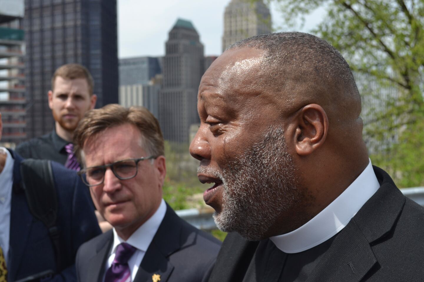 Dale Snyder, pastor i Bethel AME Church, vid en presskonferens den 14 april när överenskommelsen mellan församlingen och Pittsburgh Penguins blev klar. Till vänster NHL-klubbens representant Craig Dunham.