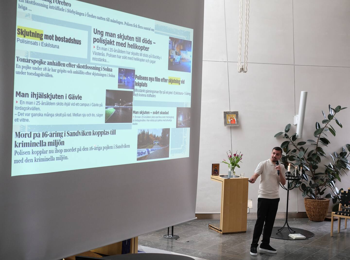 Julian Khalaf föreläser om gängkriminalitet i Ljusets kyrka i Hallunda, Stockholm.