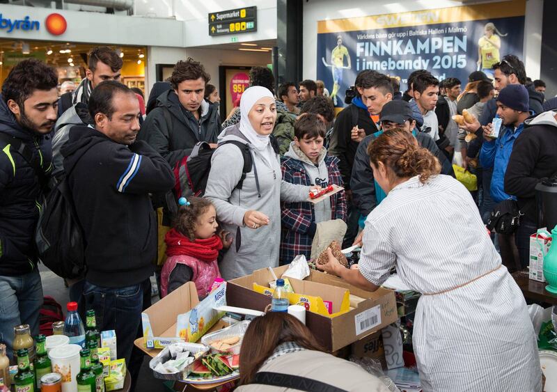 nyanlända. ”Svensk kristenhet står vid en stor utmaning att som Guds folk svara upp mot den stora kallelse vi fått att älska och betjäna den fattige, änkan, främlingen och den faderslöse samt fullgöra uppdraget att förkunna evangeliet för alla folk. Vi får vara Jesu händer och fötter på jorden – inte bara som en metafor utan i sanning”, skriver debattörerna.