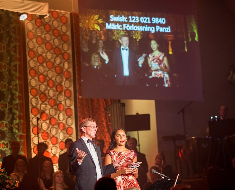 Tomas Sjödin och Angelica Halldorf ledde programmet på den rekorderliga insamlingsgalan i Smyrnakyrkan, Göteborg.