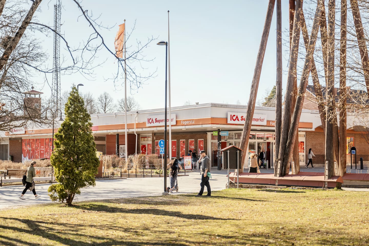 Svenska kyrkan har tagit över skola, vård och hotell i Fagersta vi träffar kyrkoherden Henrik Rydberg som är en drivande kraft.