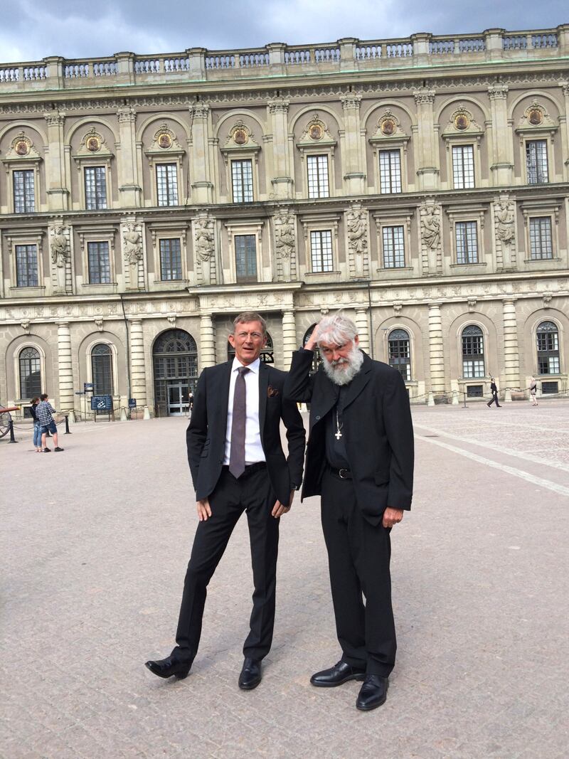 Tomas Sjödin och Peter Halldorf utanför slottet