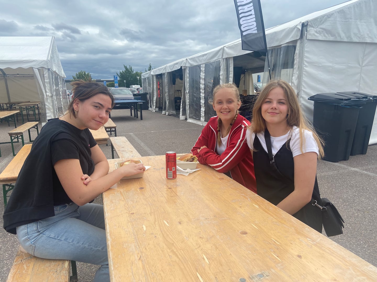 Olivia, Agnes och Nellie på Europakonferensen 2022.