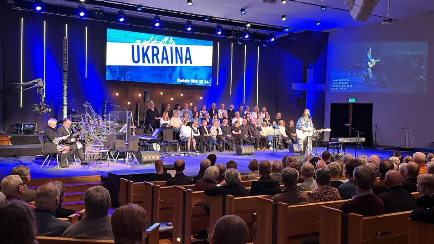 Emilia Lindberg sjunger på "En galakväll för Ukraina" i Pingstkyrkan Arken i Värnamo på tvåårsdagen av kriget.