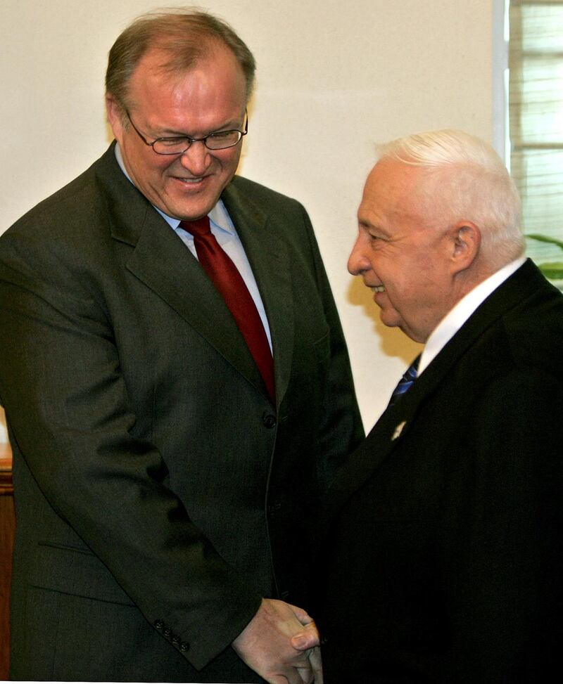 Statsminister Göran Persson skakar hand med Israels premiärminister Ariel Sharon 2005.
