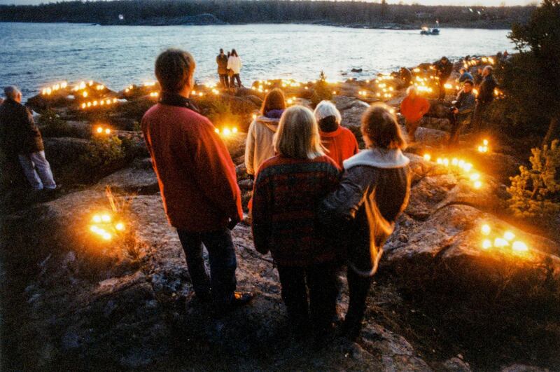 Sörjande vänner och anhöriga till offren vid färjekatastrofen samlades under en minnesceremoni i Grisslehamn den 7 oktober 1994 för att hedra de som omkom.