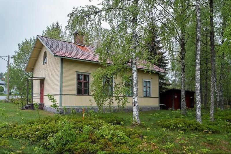 Missionshuset i Vintjärn norr om Svärdsjö i Dalarna, är litet till ytan, endast 85 kvadratmeter, men har samlingssalen bevarad med podium och allt. Kök med såväl elektrisk spis som den gamla vedspisen och ett sovloft med öppning mot stora salen. Badrum? Välkommen till utedasset på gården. Byggår 1898.