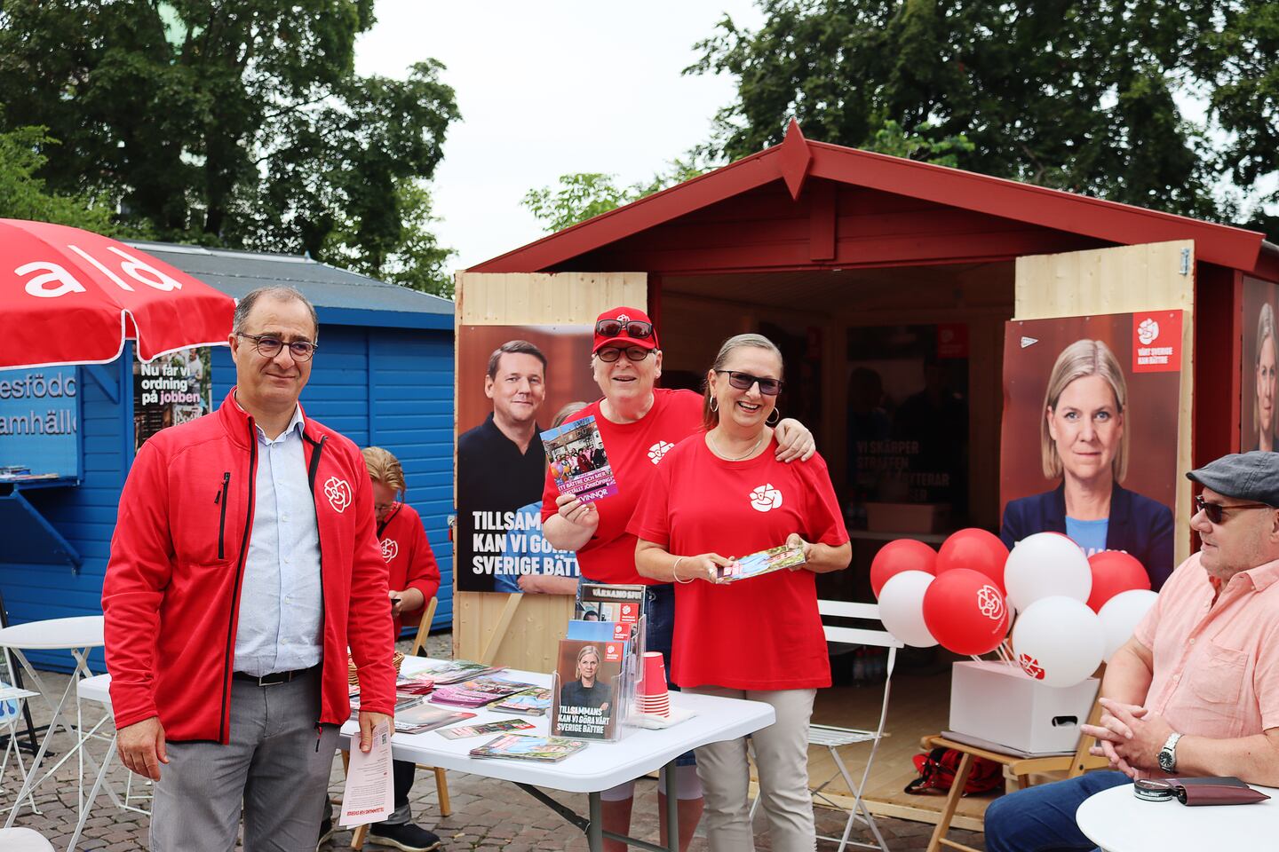 Ingalill Dahlgren Nyberg (till höger) vid Socialdemokraternas valstuga, ihop med Europaparlamentarikern Ilan De Basso samt Karin Widerberg från S-kvinnorna.