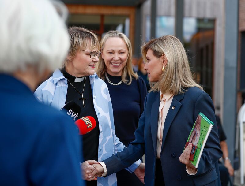 Birgitta Ed hälsar på Olena Zelenska