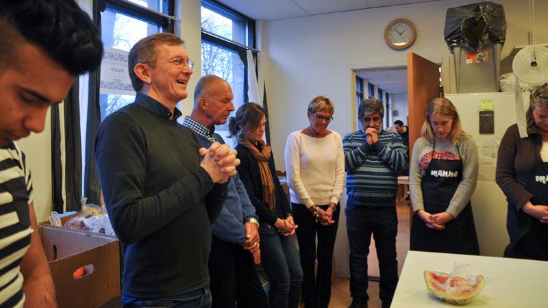 Tomas Sjödin leder bön inför utdelningen av mat i Smyrna.