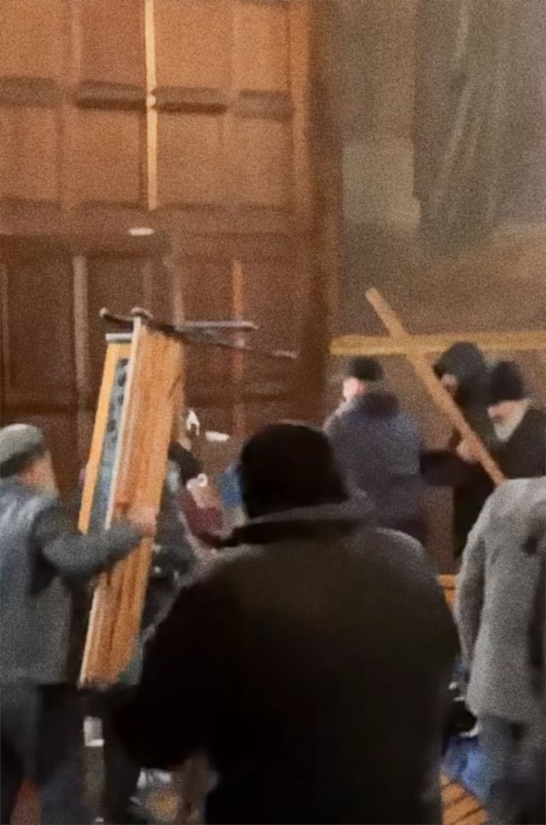 Konflikten kring S:t Mikaels katedral i Tjerkasy ledde till våldsamma slagsmål i kyrkan.
Skärmbild från Youtube.