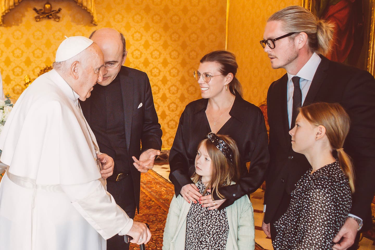Familjen Liljero Eriksson möter påve Franciskus i Vatikanstaten i maj 2023.