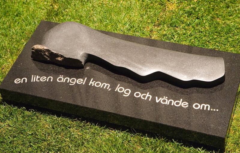 Skulptören Hans Leutscher gör precis som Stina Relfsson gör annorlunda, mer personliga gravstenar.