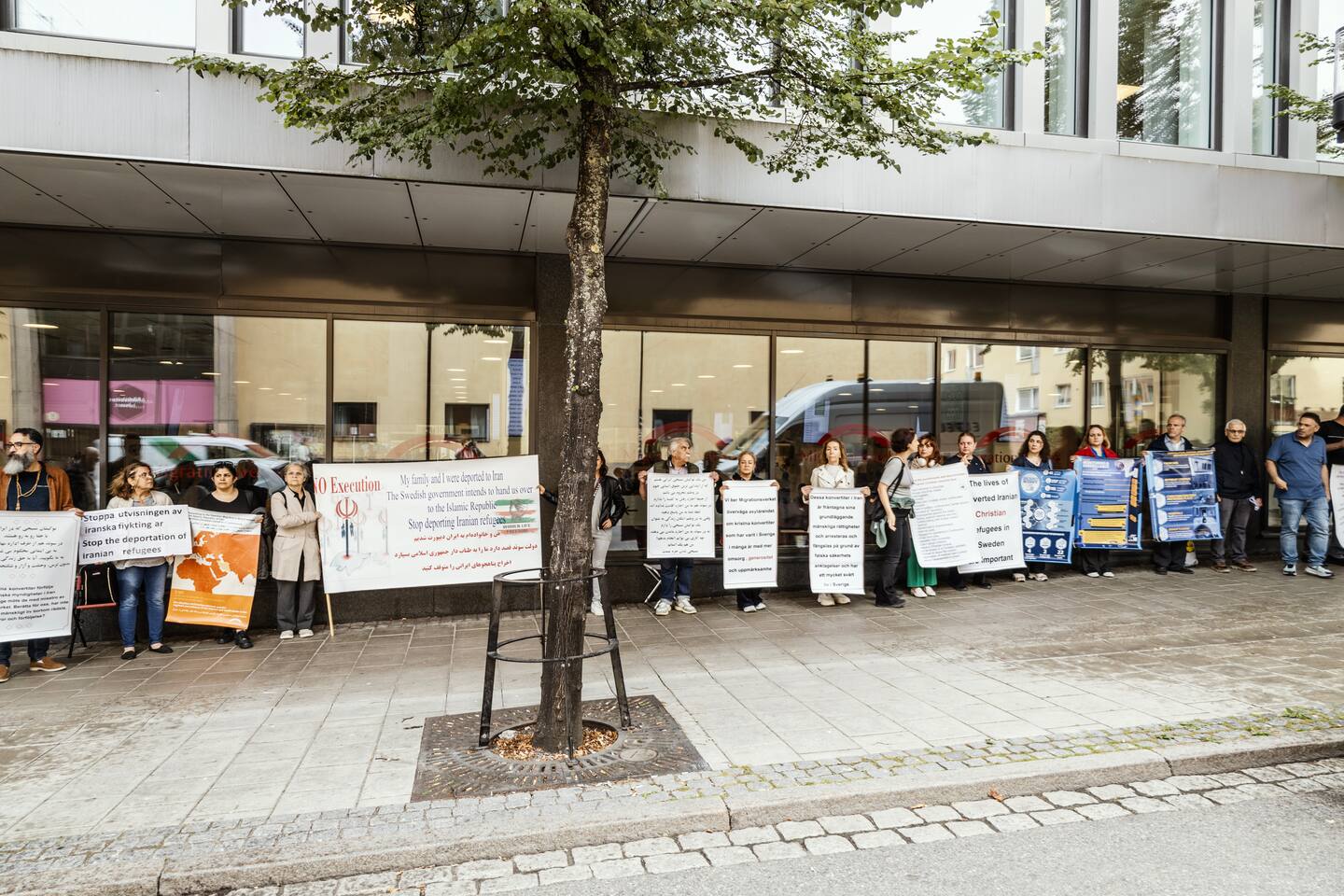 Iranska konvertiter demonstrerar utanför Migrationsverket i Sundbyberg, Stockholm.