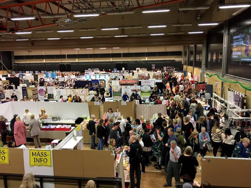 Mässan har två stora hallar med 300 utställare. Plats var Solnahallen utanför Stockholm.
