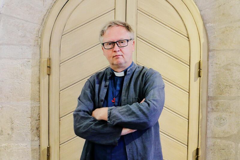 Mats Hermansson inne i Visby domkyrka.