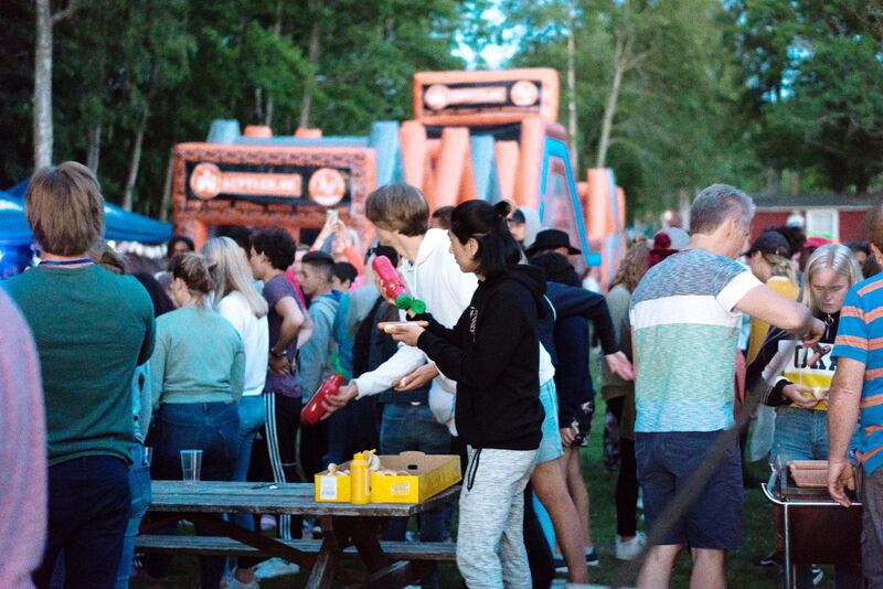 Folkhälsomyndigheten avråder från alla läger där man blandar människor från olika regioner av landet eftersom smittan har hunnit olika långt. Lokala läger, med barn från samma ort är dock något som Folkhälsomyndigheten uppmuntrar så länge man är under 50 personer. Bilden kommer från Hampelägret i Odensbacken.