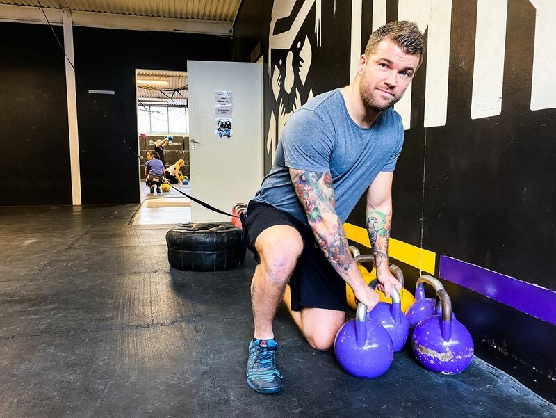 Innan Oskar Arngården ska hålla i högmässan om söndagarna går han gärna till gymmet för att köra ett rejält styrkepass.