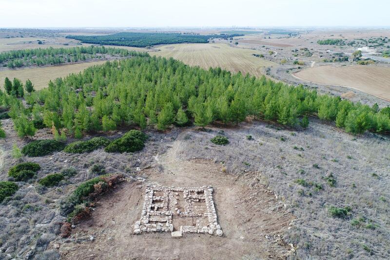 Forskarna tror att det 3 200 år gamla fortet byggdes av Egypten som behärskade Kanaans land under den perioden – och att det var en del i försvarslinjen mot de anfallande filistéerna. Fästningen upptäcktes nära Kibbutz Galon. I tgrävningen deltar dussintals ungdomar och volontärer (bilden nere t v och i mitten), Skålar upphittades bland annat (bilden nere t h).