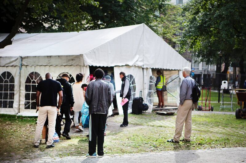Varje dag kommer det mellan 100 och 200 personer för att få ett mål mat i magen av S:ta Clara kyrka i centrala Stockholm. Till hjälp finns ett mattält, vars dagar är räknade. 