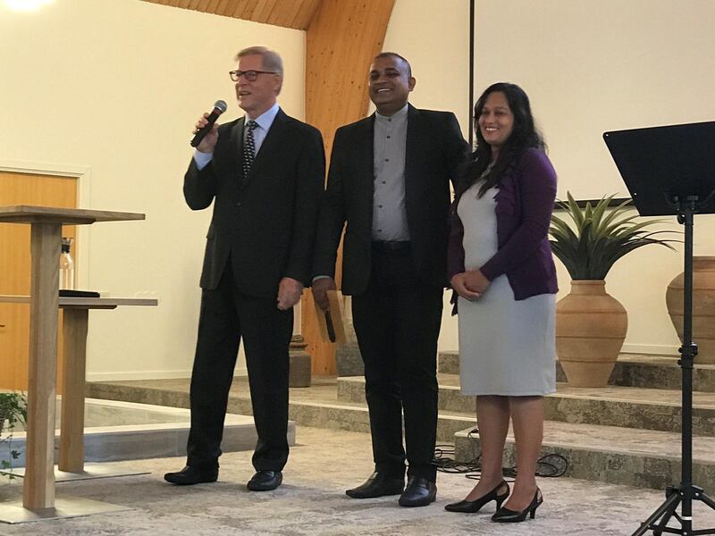 Vid söndagens gudstjänst medverkade även pastorsparet Mark & Manjuk Nanayakkara från församlingen Smyrna Church i Galle på Sri Lanka som kommit hela vägen för att delta i festligheterna under jubileumshelgen. Församlingen i Galle grundades av svenska missionärer på 1960-talet och har sedan behållit kontakten med Elim genom alla åren. På bilden syns även Elims ordförande Bo Ganslandt