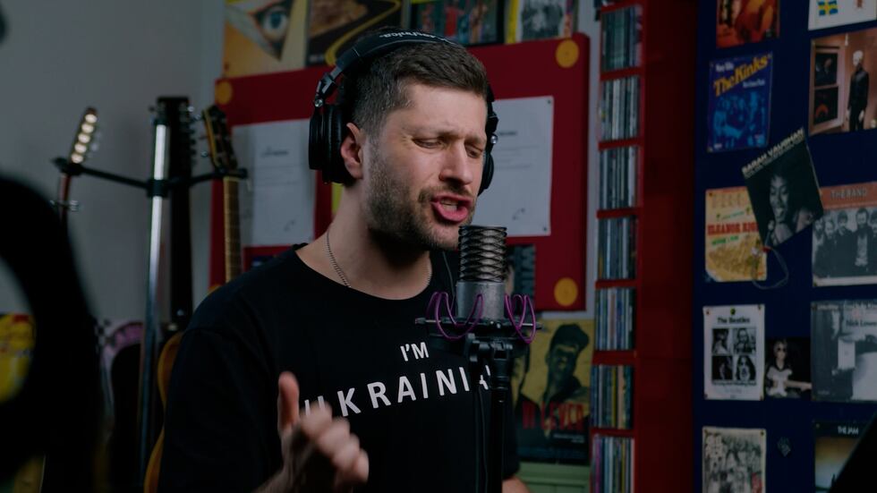 Pressbild Mark Sergeev i videon till sången "Pray for Ukraina" på ukrainska som spelats in i Själevads kyrka.
