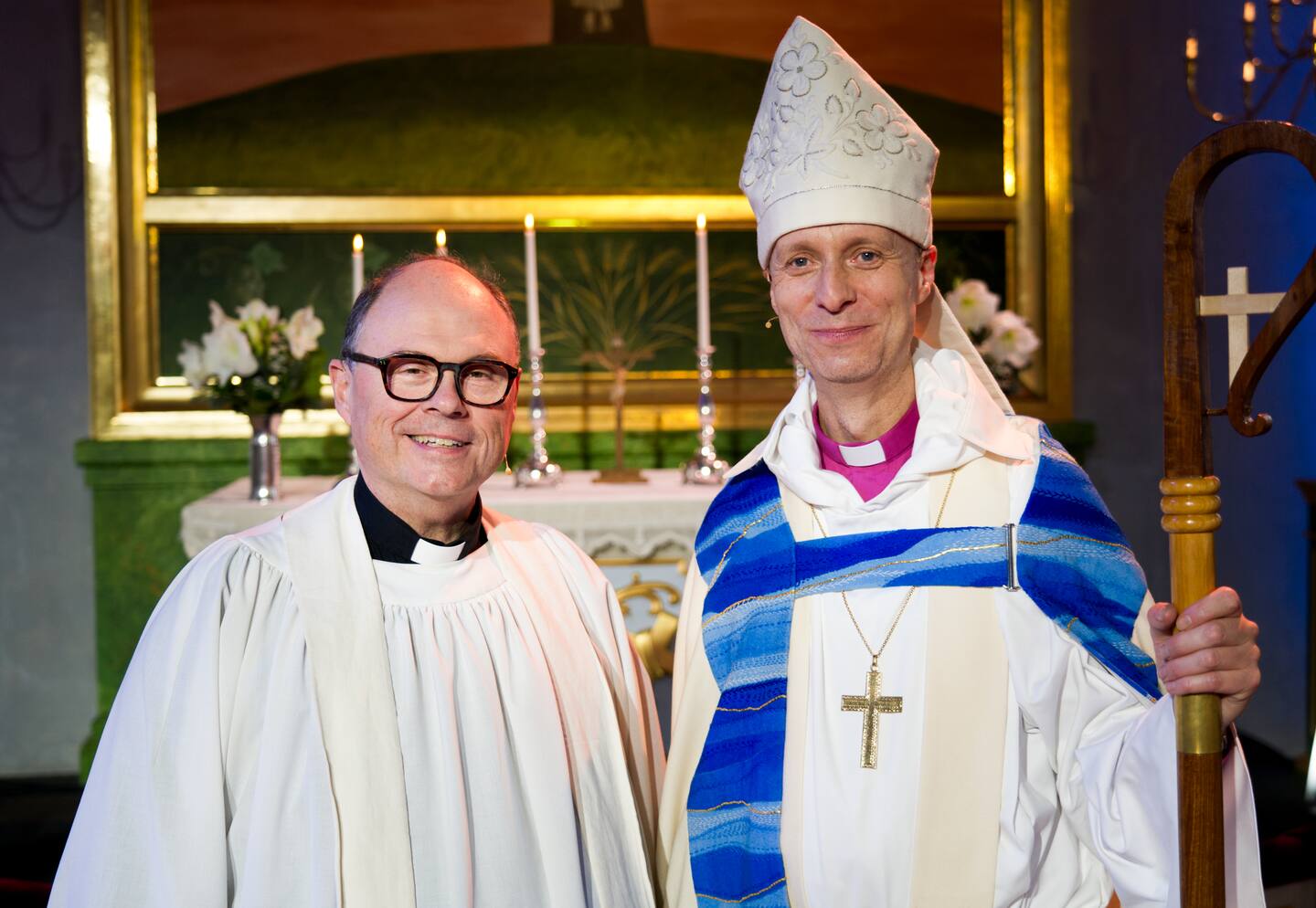 Biskop Mikael Mogren och kyrkoherde Rälg Göran Almegård medverkar i julbönen från Järna kyrka i Västerdalarna.