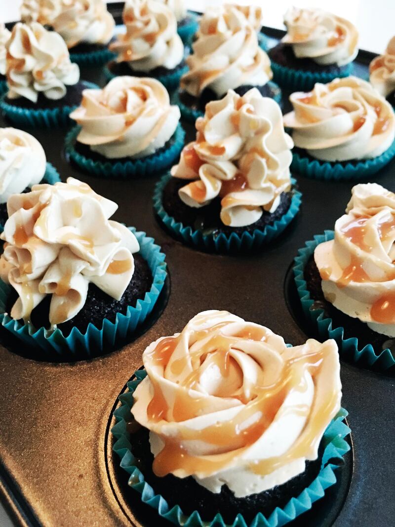 Andréas cupcakes med lingon och kola.