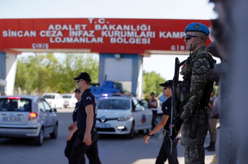 Sedan den misslyckade militärkuppen i Turkiet 2016 har cirka 40 000 turkar fängslats. Det hårdnande klimatet i Turkiet oroar många - och nu har EU fryst medlemsförhandlingarna med Turkiet (bild från Ankara, där militär vaktar utanför domtstolen, augusti 2017).