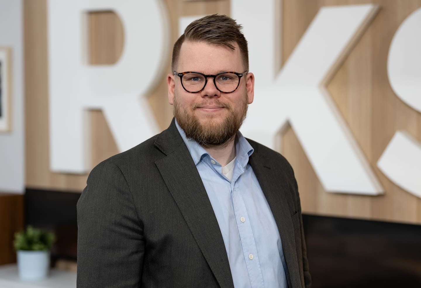 Jacob Hagnell, VD för bolaget Rplay Nordic Media AB som driver kanalen Riks, med nära band till SD.