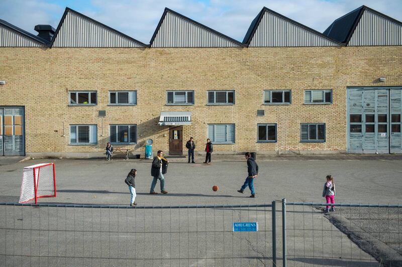 Asylsökande flyktingbarn spelar boll utanför sin förläggning, en övergiven fabrik i Stockholmsområdet Ursvik