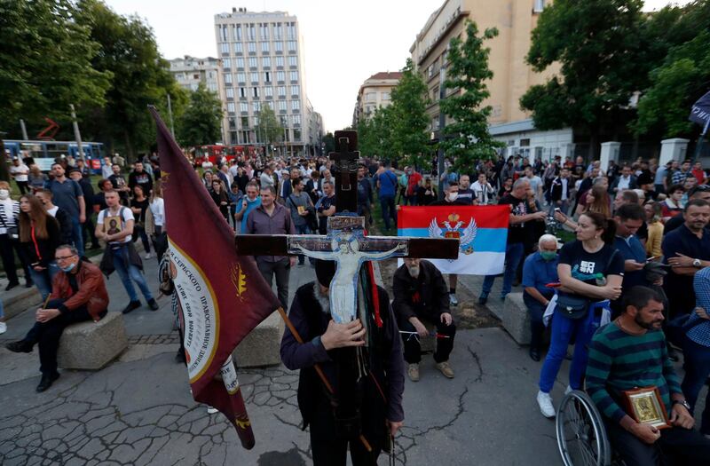 Många protesterade på Belgrads gator mot att en biskop och åtta präster häktats i grannlandet Montenegro.