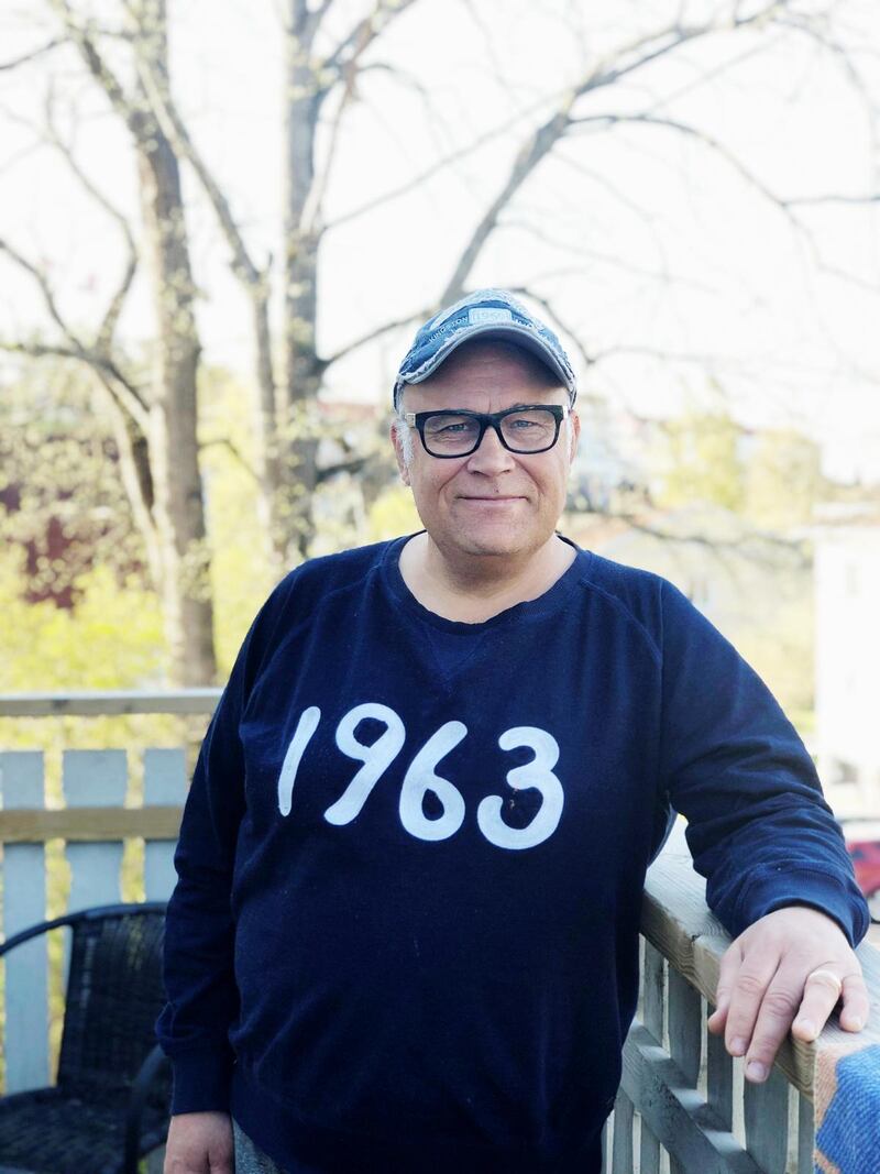 Peter ”Peppe” Eriksson blev under sin barndom kallad ”tattarunge” av både lärare och elever i skolan i Boliden. I dag är han pingstpastor i Arvika.
