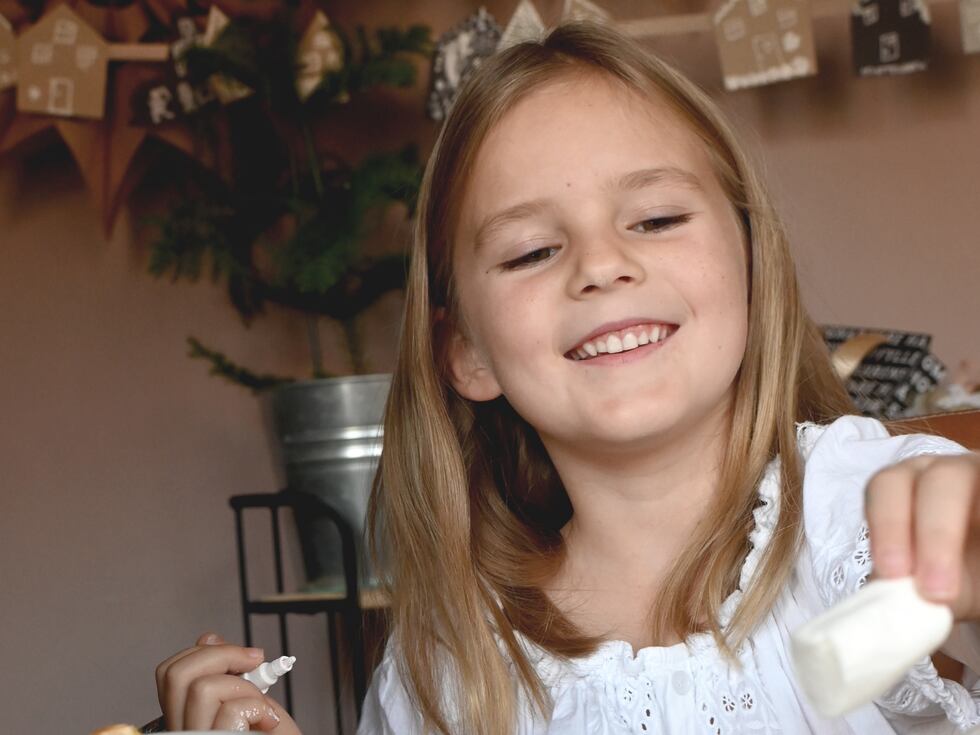 Josephine och Elise Flatebö julpysslar.