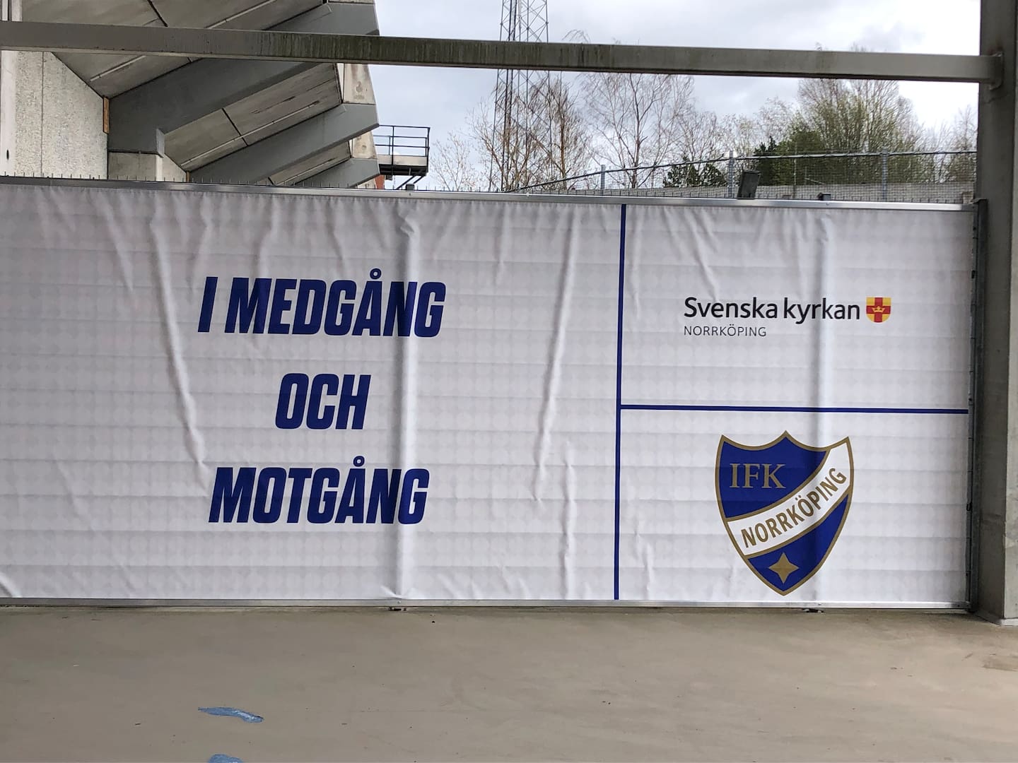 På banderollen utanför IFK Norrköpings hemmaplan står det: "I medgång och motgång".